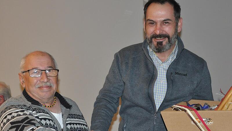 Was w&auml;re die Gemeinde ohne ihre Mitarbeiter? B&uuml;rgermeister Holger Baunacher  ehrte Norbert Rauscher (links).