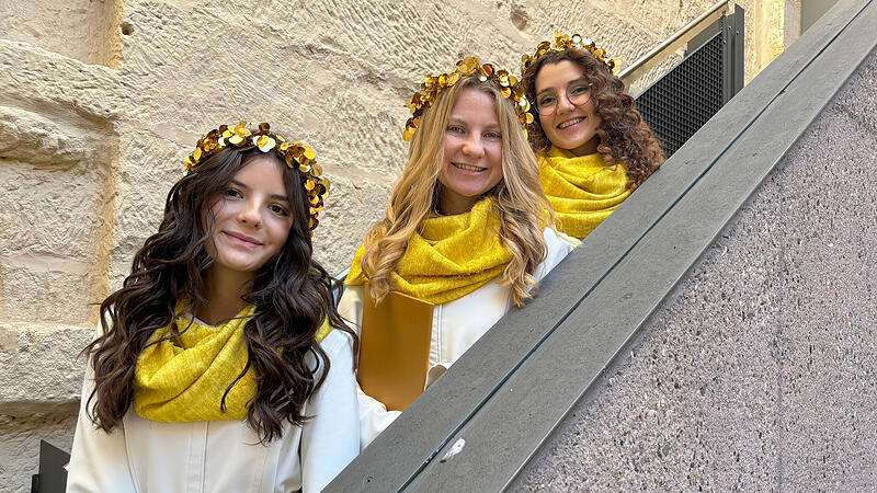 Annabelle Wieg&auml;rtner, Arven Kannheisner und Karolin K&uuml;bel vertreten Forchheim in der Advents- und Weihnachtszeit des Jahres 2024.