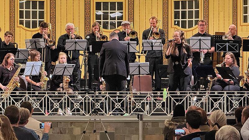 Saxofonistin Letizia Albert singt die Ballade zum Film „Skyfall“, musikalisch begleitet von der Big Band.