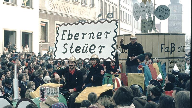 Früher schon mussten die Bürger „bluten“, Die Kosten galoppierten davon. So durften die hohen Abgaben an die Stadt als Thema beim ersten Faschingszug des Kulturrings im Jahr 1973 nicht fehlen.