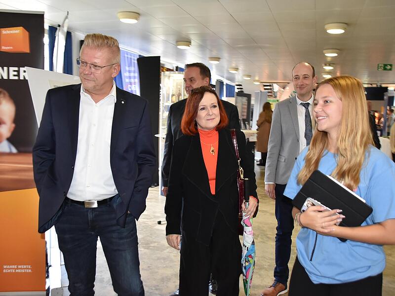 Leticia Lasheras Vonbrunn führte unter anderem den 2. Bürgermeister Frank Wilzok  und  stellvertretende Landrätin Christina Flauder über die Studien- und Berufsmesse.