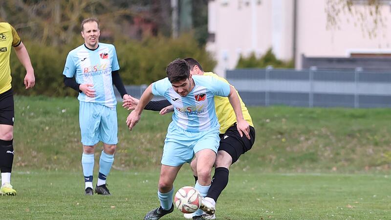 Der zweifache G&auml;dheimer Torsch&uuml;tze Janis Kamm im Zweikampf mit einem K&ouml;nigsberger.