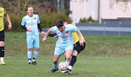 Der zweifache G&auml;dheimer Torsch&uuml;tze Janis Kamm im Zweikampf mit einem K&ouml;nigsberger.