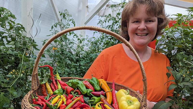 Michaela Dörnhöfer ist zufrieden mit der Ernte der ersten reifen Früchte aus dem Saatgut-Experiment.