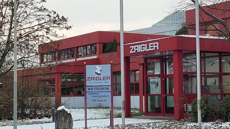 Vor dem Firmeneingang wird auf einem Schild um Auszubildende geworben. Die 80 Zaigler-Mitarbeiter bangen allerdings um ihren Job.