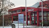 Vor dem Firmeneingang wird auf einem Schild um Auszubildende geworben. Die 80 Zaigler-Mitarbeiter bangen allerdings um ihren Job.
