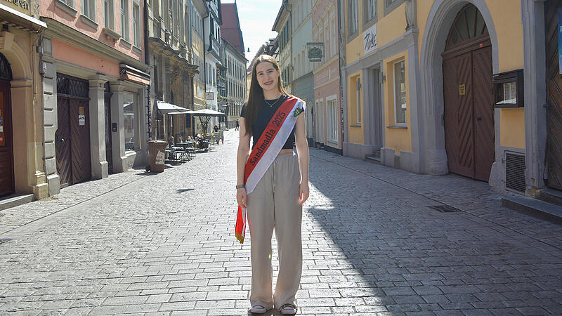 Die Schärpe sitzt schon perfekt: Lena Dütsch ist das Sandmadla 2025.