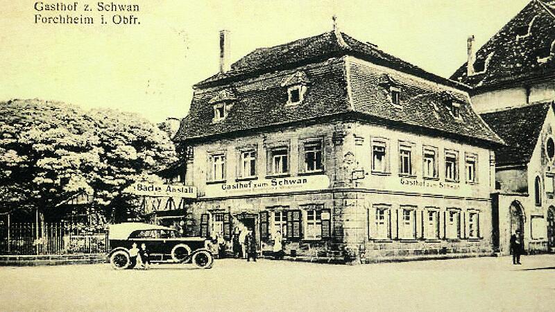 Im „Gasthof zum Schwan“ am, Paradeplatz fand am 27. Oktober 1922 die Gründung der NSDAP-Ortsgruppe Forchheim statt. Es war ihr erstes Parteilokal bis zum Wechsel ins „Hotel National“.Forchheim & Fränkische Schweiz Im „Gasthof zum Schwan“ am, Paradeplatz fand am 27. Oktober 1922 die Gründung der NSDAP-Ortsgruppe Forchheim statt. Es war ihr erstes Parteilokal bis zum Wechsel ins „Hotel National“.Forchheim & Fränkische Schweiz