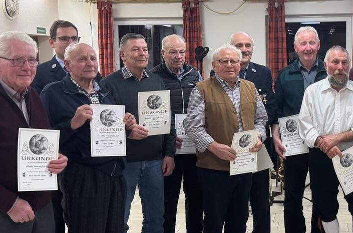 Vereinsehrungen: (von links) für 65 Jahre wurden geehrt: Friedrich Schumm, Kurt Dorn, Josef Nüchter, Friedolin Dorn, Albrecht Schneider; für 50 Jahre: Norbert Hergenröder, Albrecht Schaab, Rudolf Schaab. Hinten links der Vorsitzende des Feuerwehrv...