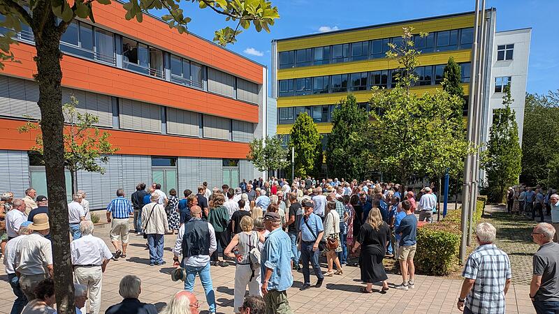 Kurz nach dem Foto zum Studiengenossenfest nutzen viele die M&ouml;glichkeit zum quatschen, ehe es zum Mittagessen in die Stadt geht.