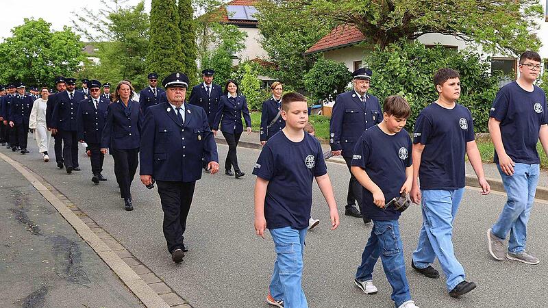 Ein langer Festzug mit den Feuerwehrabordnungen des Stadtgebietes bewegte sich von der Kirche Heilige Familie zum Feuerwehrhaus.