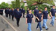 Ein langer Festzug mit den Feuerwehrabordnungen des Stadtgebietes bewegte sich von der Kirche Heilige Familie zum Feuerwehrhaus.