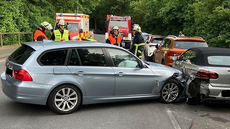 Kurz nach dem Astheimer Kreisel in Volkach verunglückte am Sonntag ein Auto, was Einsätze der Feuerwehr und des Rettungsdienstes auslöste. Kurz nach dem Astheimer Kreisel in Volkach verunglückte am Sonntag ein Auto, was Einsätze der Feuerwehr und des Rettungsdienstes auslöste.