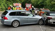 Kurz nach dem Astheimer Kreisel in Volkach verunglückte&nbsp; am Sonntag ein Auto, was Einsätze der Feuerwehr und des Rettungsdienstes auslöste.