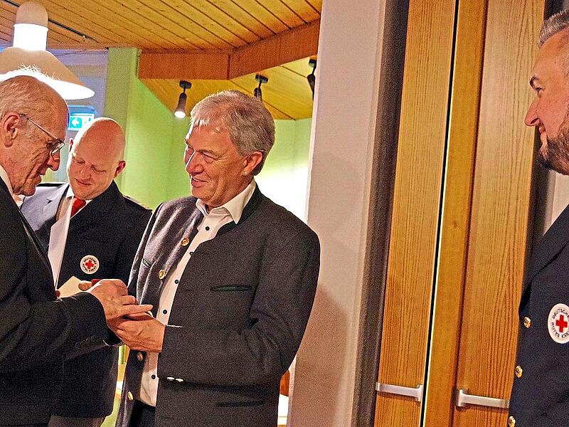 Martin Schmidt wurde von Kreisbereitschaftsleiter Benjamin Schneider, Kreisvorsitzendem Klaus Löffler und stellvertretendem Kreisbereitschaftsleiter Martin Müller (v. li.) für 40-jährige Dienstzeit ausgezeichnet.Heike Schülein Martin Schmidt wurde von Kreisbereitschaftsleiter Benjamin Schneider, Kreisvorsitzendem Klaus Löffler und stellvertretendem Kreisbereitschaftsleiter Martin Müller (v. li.) für 40-jährige Dienstzeit ausgezeichnet.Heike Schülein