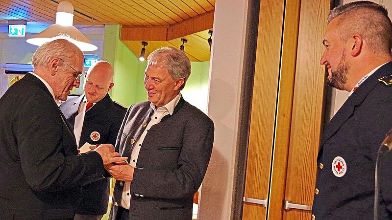 Martin Schmidt wurde von Kreisbereitschaftsleiter Benjamin Schneider, Kreisvorsitzendem Klaus Löffler und stellvertretendem Kreisbereitschaftsleiter Martin Müller (v. li.) für 40-jährige Dienstzeit ausgezeichnet.Heike Schülein Martin Schmidt wurde von Kreisbereitschaftsleiter Benjamin Schneider, Kreisvorsitzendem Klaus Löffler und stellvertretendem Kreisbereitschaftsleiter Martin Müller (v. li.) für 40-jährige Dienstzeit ausgezeichnet.Heike Schülein