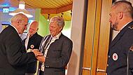 Martin Schmidt wurde von Kreisbereitschaftsleiter Benjamin Schneider, Kreisvorsitzendem Klaus L&ouml;ffler und stellvertretendem Kreisbereitschaftsleiter Martin M&uuml;ller (v. li.) f&uuml;r 40-j&auml;hrige Dienstzeit ausgezeichnet.Heike Sch&uuml;lein