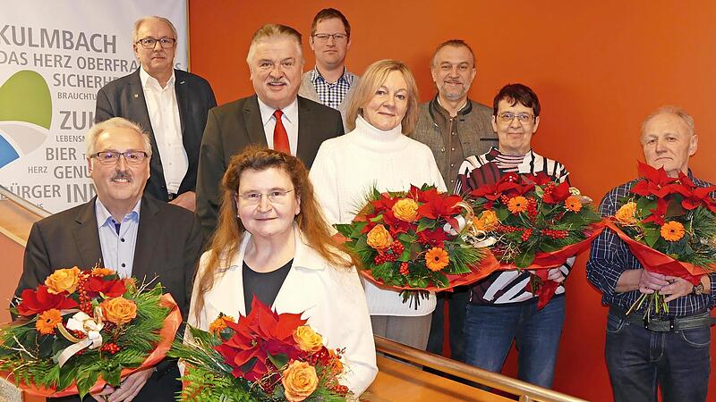 Nach der feierlichen Verabschiedung: (mit Blumen, v.l.) Heinrich Rauh, Brigitte Hebentanz, Monika Cosma, Christina Lange und Hans Will, dahinter (v. l.) Geschäftsleitender Beamter Rüdiger Köhler, Landrat Klaus Peter Söllner, Personalratsvorsitzend...