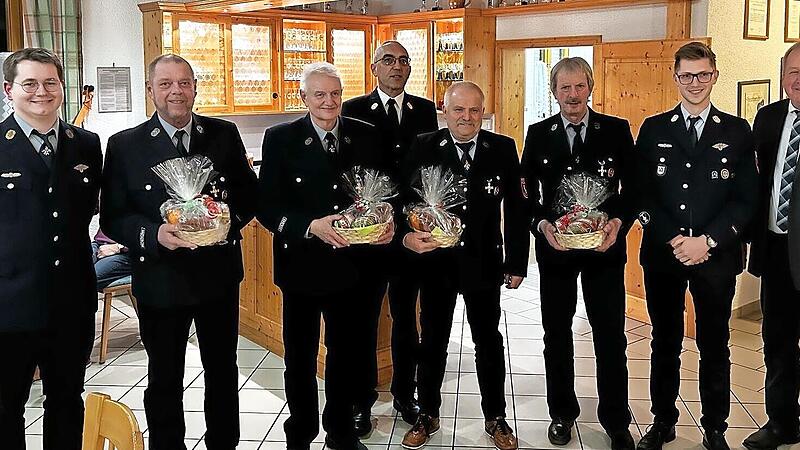 Verdiente Wehrmänner wurden in Peesten ausgezeichnet (von links): Michael Schnippa, Roland Pichl, Detlef Arnold, Siegfried Zillig, Oswald Ellner, Georg Herold, Dominik Eichner und Klaus Amschler. Verdiente Wehrmänner wurden in Peesten ausgezeichnet (von links): Michael Schnippa, Roland Pichl, Detlef Arnold, Siegfried Zillig, Oswald Ellner, Georg Herold, Dominik Eichner und Klaus Amschler.