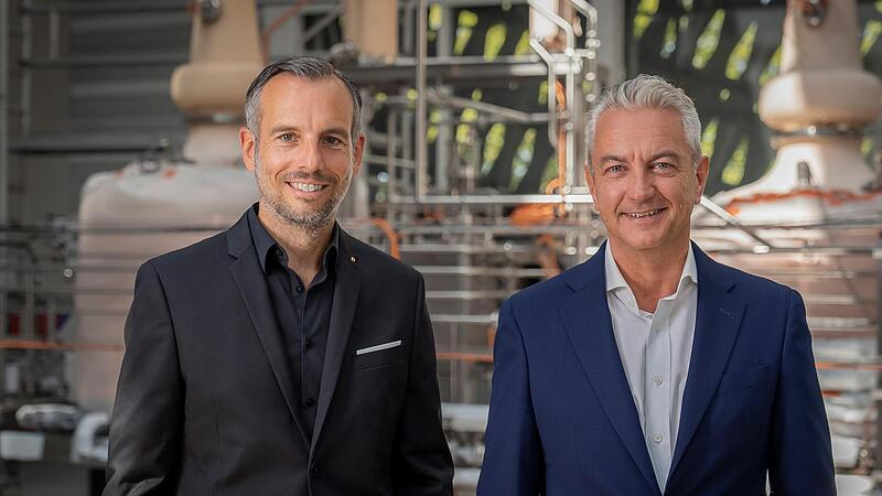 Johannes Schulz-Hess (links) &uuml;bergibt die Gesch&auml;ftsf&uuml;hrung bei Kaspar Schulz an Kai Neubauer.