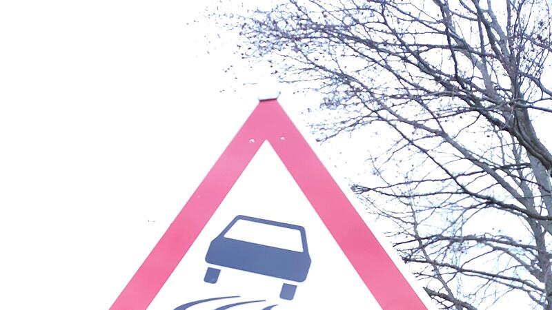 Hinweisschilder zur Kr&ouml;tenwanderung stehen derzeit an vielen Stra&szlig;en.