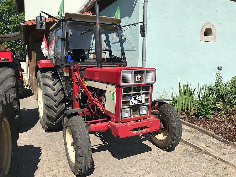 1000 Jahre Ailsbach: Die Oldtimer gl&auml;nzten und tuckerten um die Wette