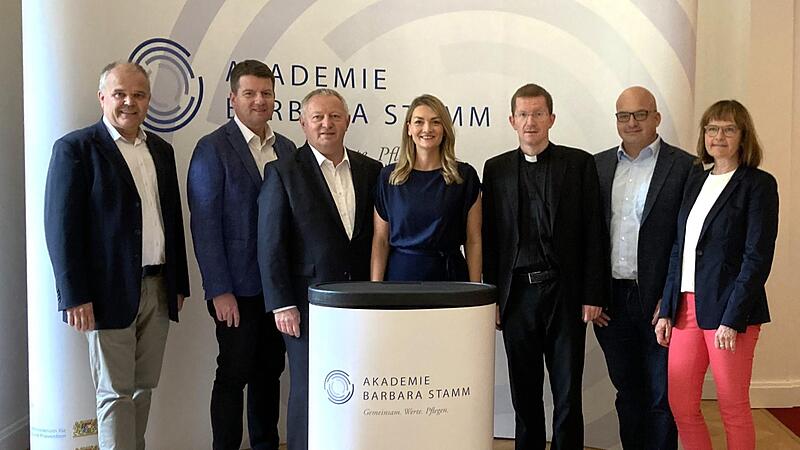 Das Bild zeigt (von links) Rüdiger Heining, Geschäftsführer Akademie Barbara Stamm, Innenstaatssekretär Sandro Kirchner, Landrat Thomas Bold, Bayerns Gesundheits- und Pflegeministerin Judith Gerlach, Martin Riß, Geistlicher Direktor Dominikus Rin... Das Bild zeigt (von links) Rüdiger Heining, Geschäftsführer Akademie Barbara Stamm, Innenstaatssekretär Sandro Kirchner, Landrat Thomas Bold, Bayerns Gesundheits- und Pflegeministerin Judith Gerlach, Martin Riß, Geistlicher Direktor Dominikus Rin...