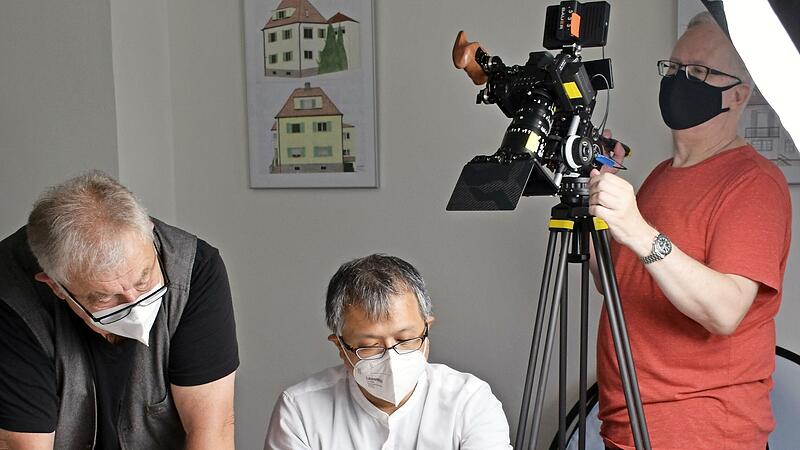 Bei den Dreharbeiten zum Dokumentarfilm (von links) der Leiter des P-Seminars &bdquo;13 F&uuml;hrerscheine &ndash; Dreizehn j&uuml;dische Schicksale&ldquo; am Meranier-Gymnasium Lichtenfels, Studiendirektor a.D. Manfred Br&ouml;samle-Lambrecht, Regissseur Ryoya Terao, Kameramann Mark Raker.