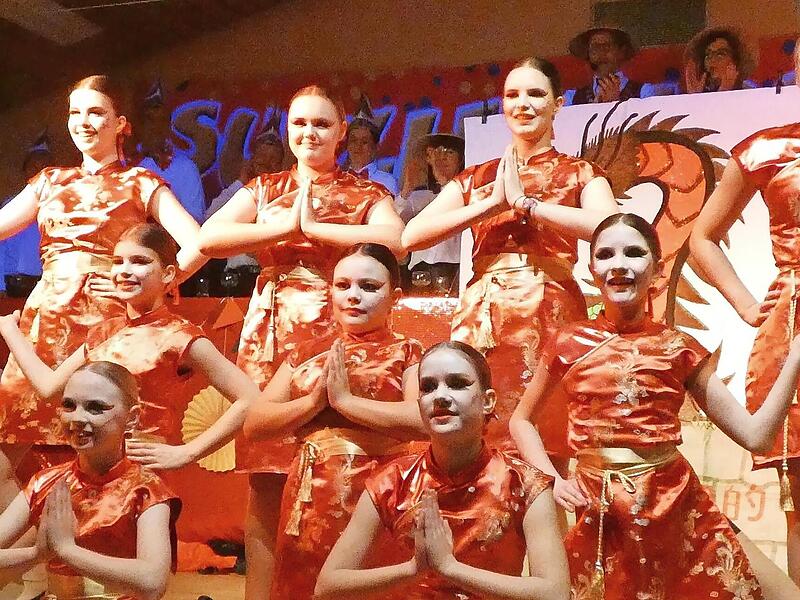 In die geheimnisvolle Welt Asiens entf&uuml;hrten die &bdquo;Deifelich&ldquo; die Zuschauer.