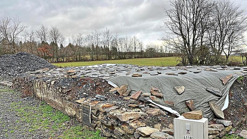 Das Gehöft auf dem Wildberg fiel vor rund sechs Jahren einem Großbrand zum Opfer. Nun soll dort eigentlich mit Hilfe von Fördermitteln ein Infopoint errichtet werden. Veronika Schadeck Das Gehöft auf dem Wildberg fiel vor rund sechs Jahren einem Großbrand zum Opfer. Nun soll dort eigentlich mit Hilfe von Fördermitteln ein Infopoint errichtet werden. Veronika Schadeck