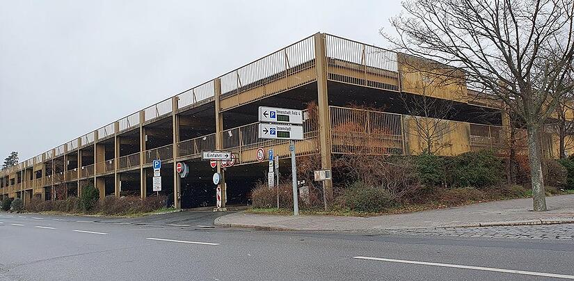 Das Parkhaus am Erlanger Großparkplatz muss abgerissen werden.