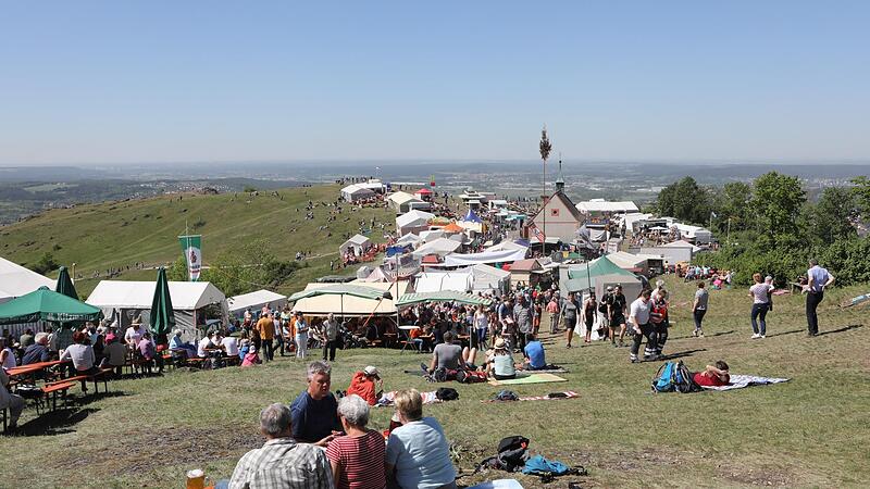 Am Wochenende strömen viele wieder rauf aufs Walberla: Dieses Archivbild aus dem Jahr 2019 zeigt das letzte Walberlafest vor Corona.Forchheim & Fränkische Schweiz