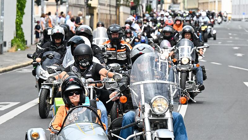 Rollten f&uuml;r einen guten Zweck durch Bamberg: Etwa 1000 Motorradfahrer blubberten mit ihren schweren Maschinen am Samstag durch die Willy-Lessing-Stra&szlig;e, um das Kinder- und Jugendhospiz am Klinikum mit Spielsachen, aber vor allem mit Geld zu unters...