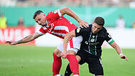 Oberfranke Erik Engelhardt (links, hier im Pokalspiel gegen Hannover 96) traf am Wochenende beim 5:0 über den VfB Stuttgart zweimal.