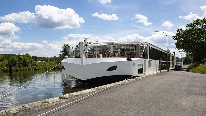 Das betroffene Schiff an der Schleuse in ForchheimForchheim & Fränkische Schweiz Das betroffene Schiff an der Schleuse in ForchheimForchheim & Fränkische Schweiz