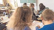 In Bayern können dieses Jahr mehr als 1000 frei werdende Lehrerstellen nicht wiederbesetzt werden. In Bayern können dieses Jahr mehr als 1000 frei werdende Lehrerstellen nicht wiederbesetzt werden.