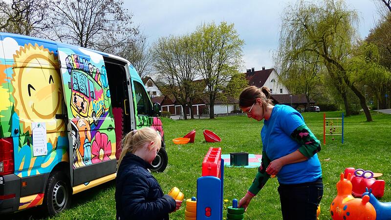 Das bunt und kreative gestaltete Spielmobil ist fast bei jeder Wetterlage unterwegs.