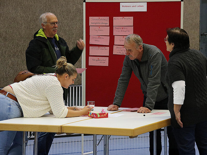 Was wird aus der alten Schlossberg-Grundschule, wenn in etwa zwei Jahren der Neubau bezogen werden kann? Etwa zwei Dutzend Bürgerinnen und Bürger kamen in die Turnhalle, um Ideen zu sammeln.