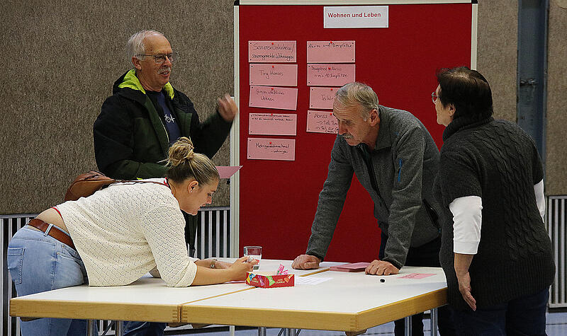 Was wird aus der alten Schlossberg-Grundschule, wenn in etwa zwei Jahren der Neubau bezogen werden kann? Etwa zwei Dutzend Bürgerinnen und Bürger kamen in die Turnhalle, um Ideen zu sammeln.