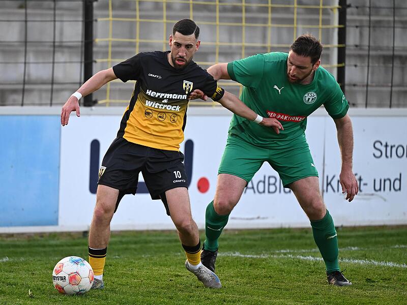 Der Neudrossenfelder Noah Ismail (r.) versucht, den Hofer Kaan Gezer vom TSV-Tor fernzuhalten.