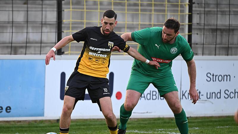 Der Neudrossenfelder Noah Ismail (r.) versucht, den Hofer Kaan Gezer vom TSV-Tor fernzuhalten.