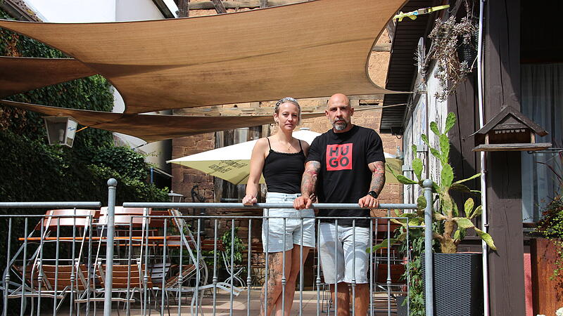 Karolin Spath-Monteiro Dantas und Emmanuel Monteiro Dantas führen seit 2019 den Gasthof Nöth in Morlesau. Nach Corona und Sperrung der Saale kämpfen sie nun mit den zahlreichen Straßensperrungen. Karolin Spath-Monteiro Dantas und Emmanuel Monteiro Dantas führen seit 2019 den Gasthof Nöth in Morlesau. Nach Corona und Sperrung der Saale kämpfen sie nun mit den zahlreichen Straßensperrungen.