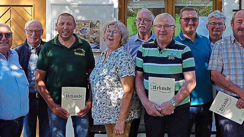 Geehrte mit Urkunde und Ehrennadel in Gold zusammen mit 3. Vorsitzende des Kreisverbands, Ruth Geyer (Mitte) und 2. Vorsitzender des OGV, Robert Seufert (rechts).Erich Werner