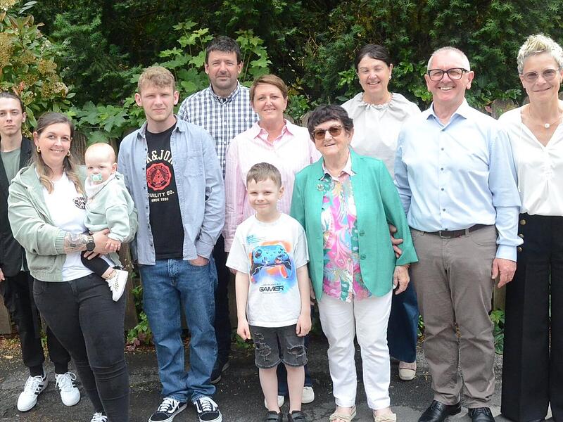 Gratulation zum 85. Geburtstag von Rosa Maria Erhardt (Vierte von rechts) mit Bürgermeisterin Angela Hofmann (Dritte von rechts) mit weiteren Gratulanten aus dem Familienkreis. Gratulation zum 85. Geburtstag von Rosa Maria Erhardt (Vierte von rechts) mit Bürgermeisterin Angela Hofmann (Dritte von rechts) mit weiteren Gratulanten aus dem Familienkreis.
