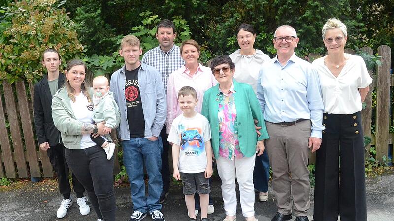 Gratulation zum 85. Geburtstag von Rosa Maria Erhardt (Vierte von rechts) mit Bürgermeisterin Angela Hofmann (Dritte von rechts) mit weiteren Gratulanten aus dem Familienkreis. Gratulation zum 85. Geburtstag von Rosa Maria Erhardt (Vierte von rechts) mit Bürgermeisterin Angela Hofmann (Dritte von rechts) mit weiteren Gratulanten aus dem Familienkreis.