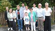 Gratulation zum 85. Geburtstag von Rosa Maria Erhardt (Vierte von rechts) mit B&uuml;rgermeisterin Angela Hofmann (Dritte von rechts) mit weiteren Gratulanten aus dem Familienkreis.