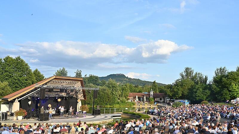 Auf Bad Staffelsteins idyllischer Seeb&uuml;hne mitten im gr&uuml;nen Kurpark finden 2022 wieder die beliebten Open-Air-Konzerte statt. Der Kartenvorverkauf hat begonnen.