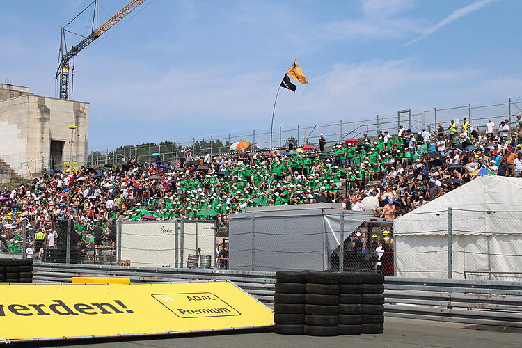 Schaeffler und der Fanclub von Marco Wittmann feuern den Lokalmatador am Norisring von der Steintribüne aus an. Schaeffler und der Fanclub von Marco Wittmann feuern den Lokalmatador am Norisring von der Steintribüne aus an.