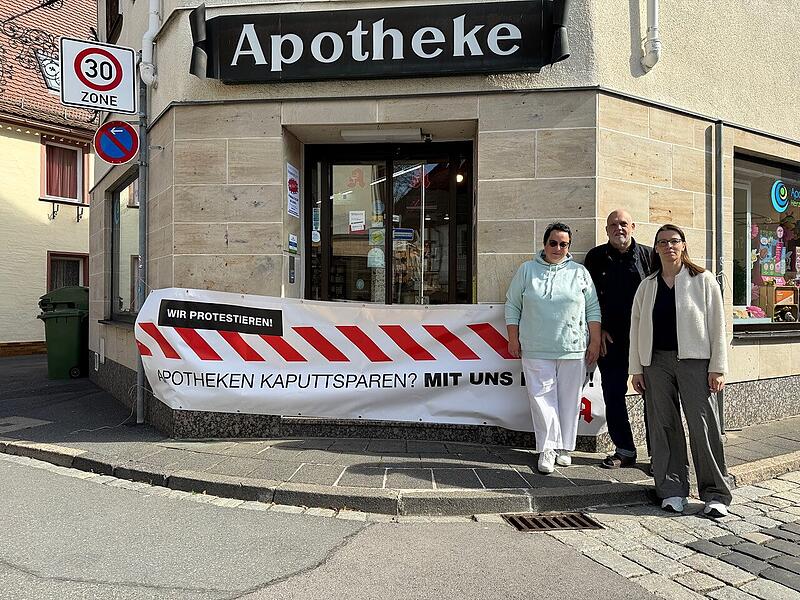 Anke Grundmann-Jakob, Georgios Halkias und  Sabine Schnorr (von links)     erkl&auml;ren die   Protestaktion in Herzogenaurach.