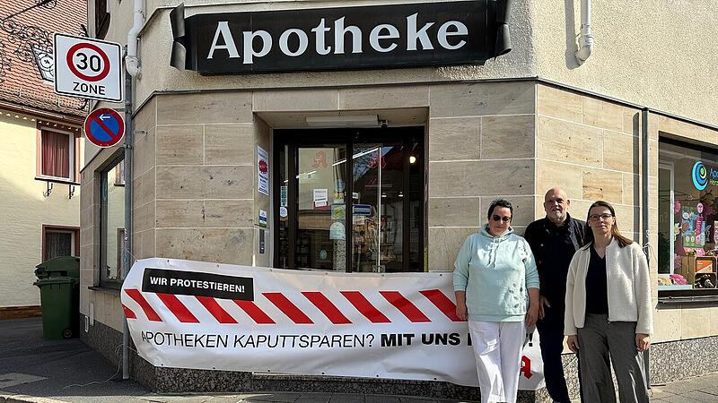 Anke Grundmann-Jakob, Georgios Halkias und Sabine Schnorr (von links) erklären die Protestaktion in Herzogenaurach. Anke Grundmann-Jakob, Georgios Halkias und Sabine Schnorr (von links) erklären die Protestaktion in Herzogenaurach.